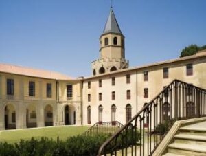 découvrez l'abbaye de sorèze, un patrimoine historique exceptionnel au cœur de l'occitanie. visitez ce lieu chargé d'histoire, classé monument historique, et plongez dans son riche héritage culturel et architectural.
