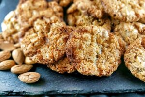 découvrez les croquants tarnais, de délicieux biscuits traditionnels du tarn, élaborés à base d’amandes croquantes et de sucre. une gourmandise authentique à savourer avec un café ou en dessert ! livraison rapide.