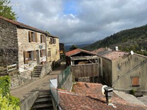 découvrez hautpoul, un village médiéval pittoresque niché sur les hauteurs, réputé pour ses ruelles authentiques, son histoire fascinante et ses panoramas à couper le souffle.
