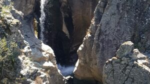 découvrez le sentier des cascades darifat, une randonnée nature incontournable offrant des paysages spectaculaires, des chutes d'eau rafraîchissantes et une immersion totale en pleine forêt. idéal pour les amoureux de la nature et les aventuriers !